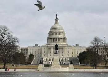 Descenso de los precios del petróleo influenciado por distensión geopolítica y fortaleza del dólar