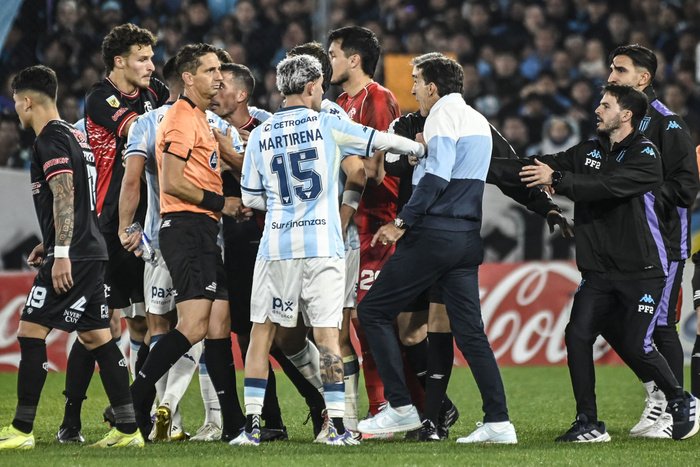 Controversial final en Avellaneda: Racing cae ante Barracas Central por decisión arbitral