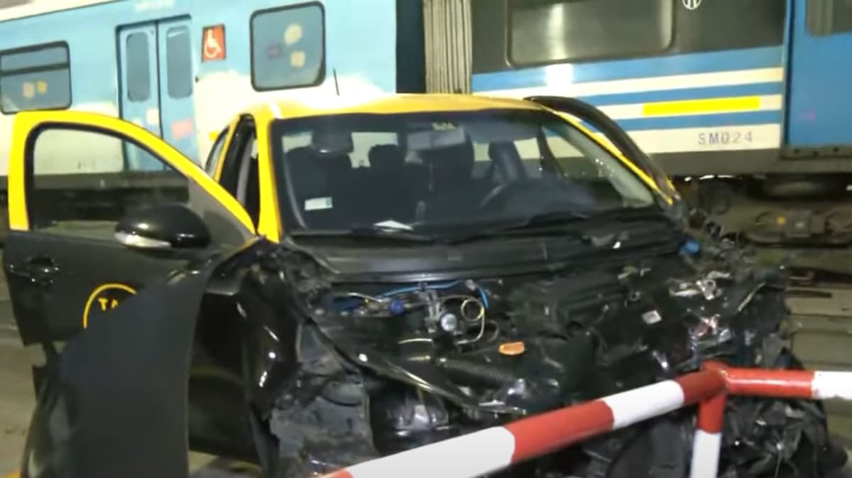 Accidente en Flores: Tren embiste a taxi que cruzó con barrera baja