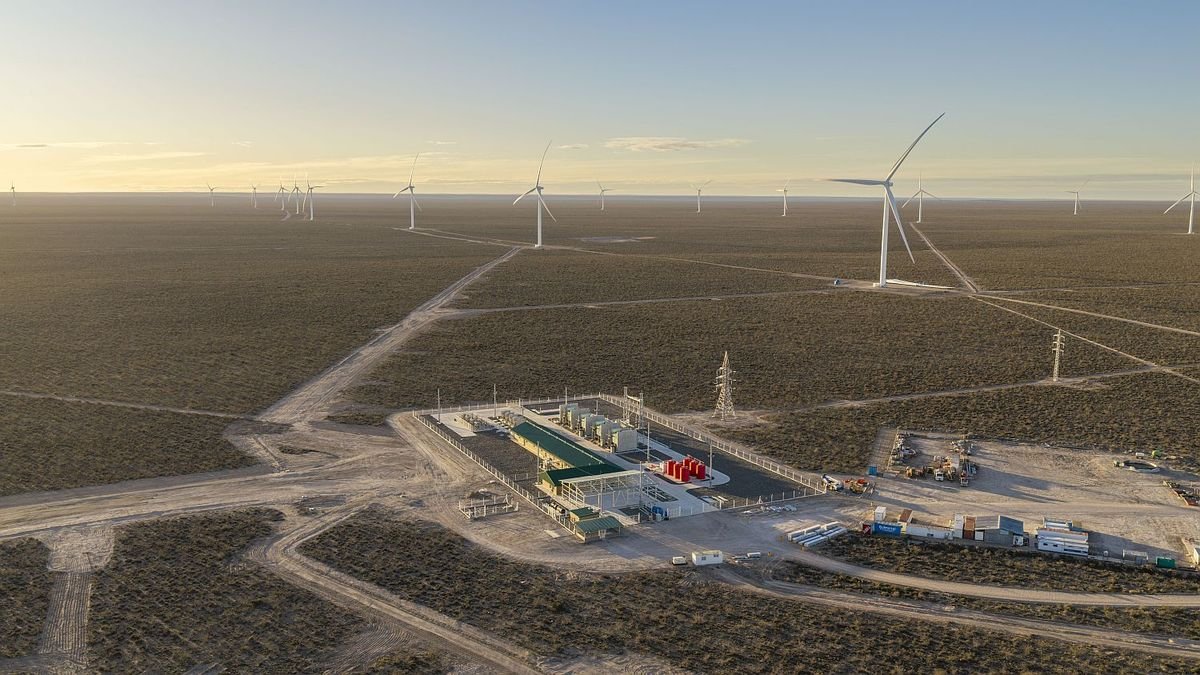 Periodista reportando noticias