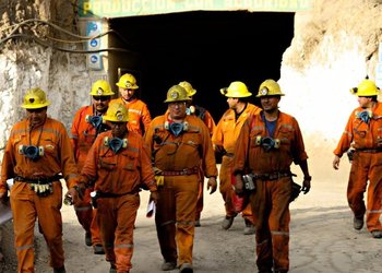 AOMA y CAEM acuerdan aumento salarial del 7,7% en minería extractiva en medio de un boom exportador