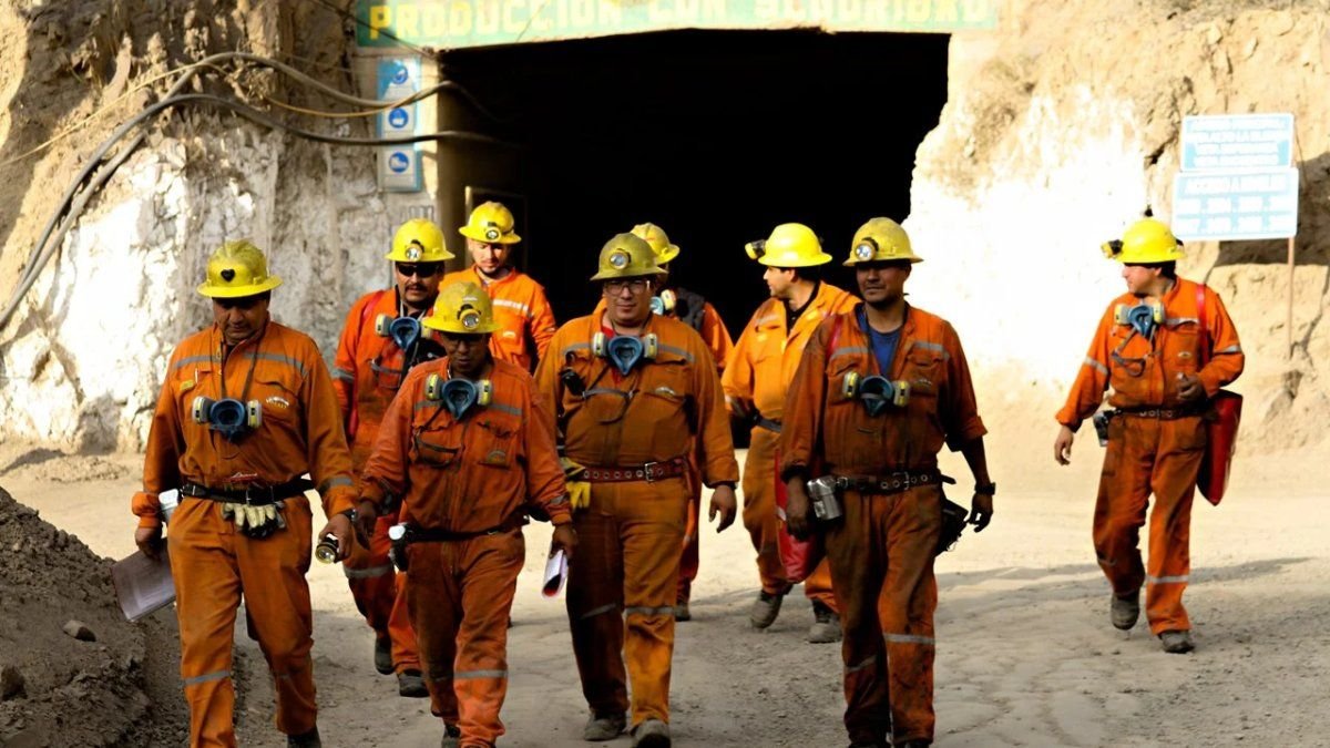 AOMA y CAEM acuerdan aumento salarial del 7,7% en minería extractiva en medio de un boom exportador