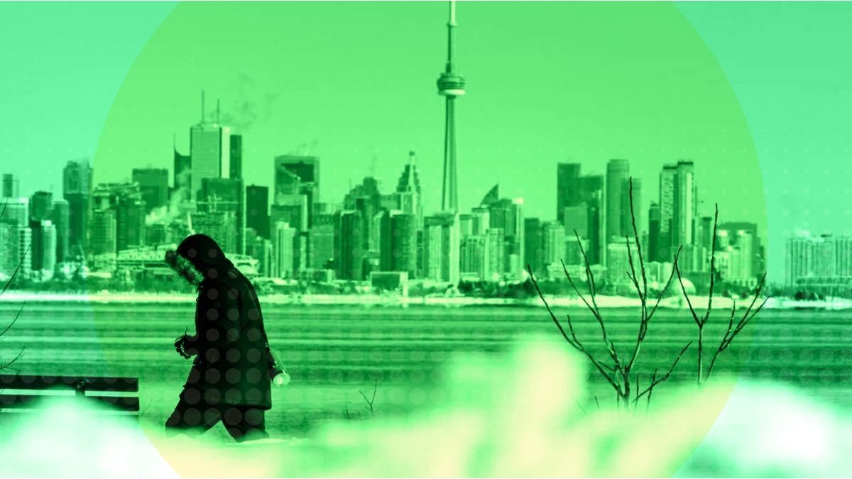 Periodista reportando noticias