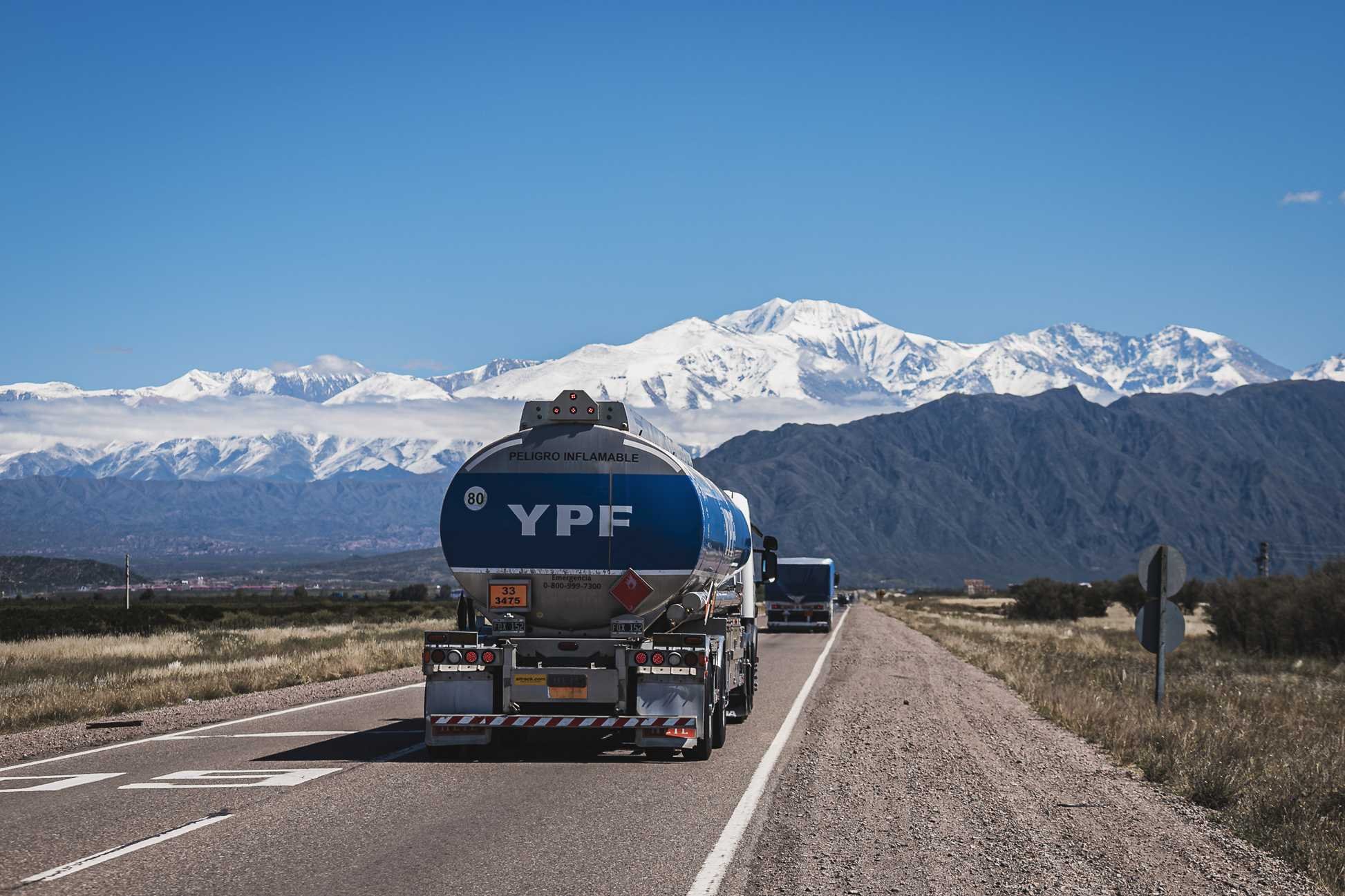 Argentina Extiende Concesiones de Transporte de Hidrocarburos de YPF por Diez Años