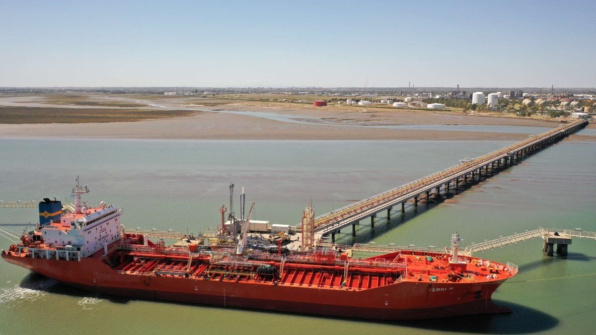 Periodista reportando noticias