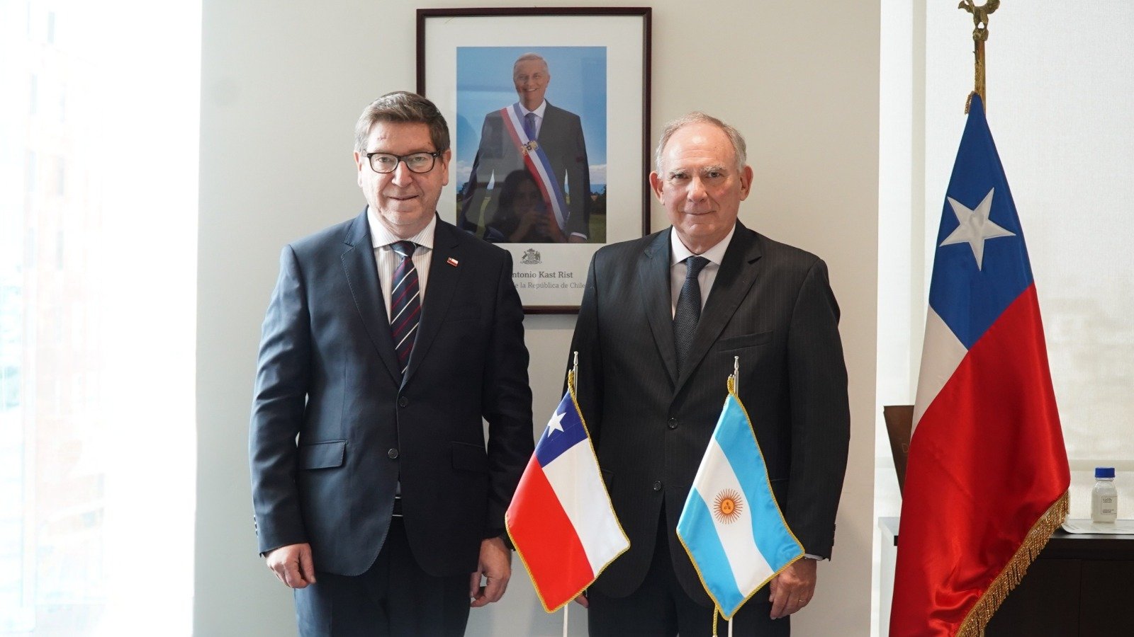 Periodista reportando noticias