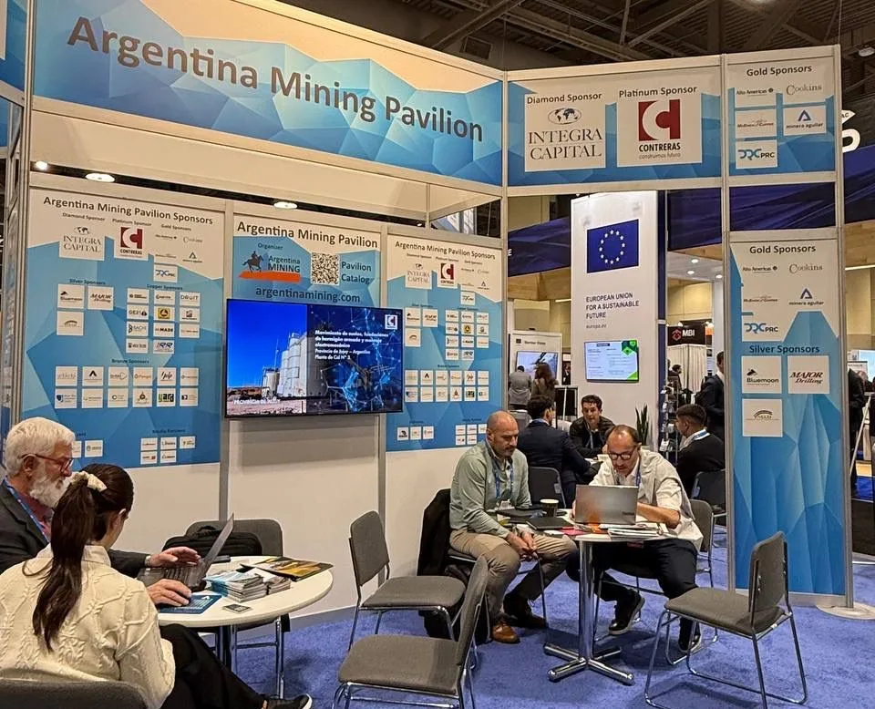 Periodista reportando noticias