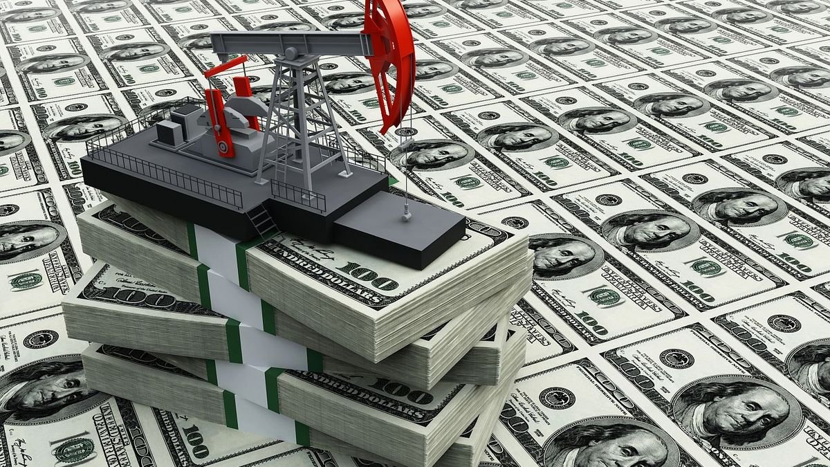 Periodista reportando noticias