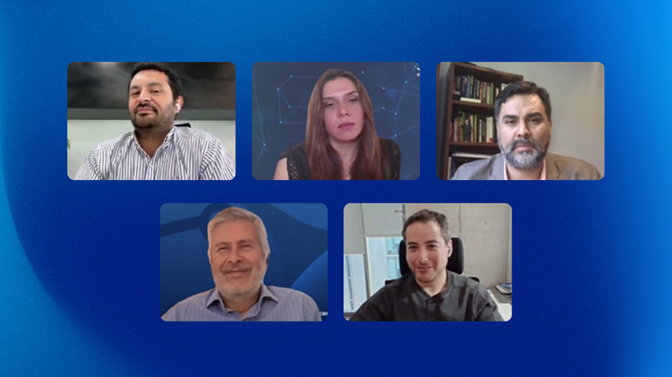 Periodista reportando noticias