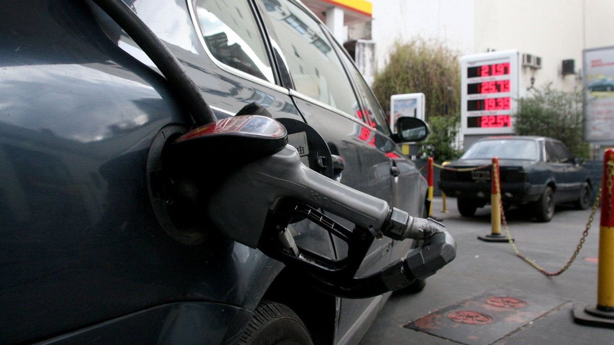 Aumento del precio del crudo pone presión sobre los combustibles en Argentina