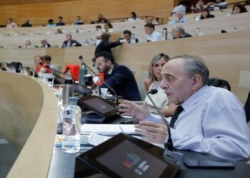 Aumento del transporte interurbano en Córdoba: críticas y desafíos para el gobierno de Llaryora