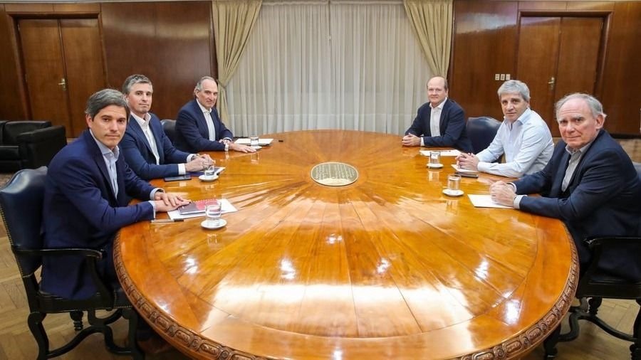 Caputo reúne a gigantes mineros y anuncia rondas de negocios del RIGI en Argentina