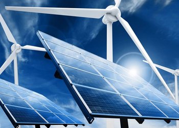 Desaceleración en el crecimiento de proyectos solares y eólicos pone en duda metas globales para 2030