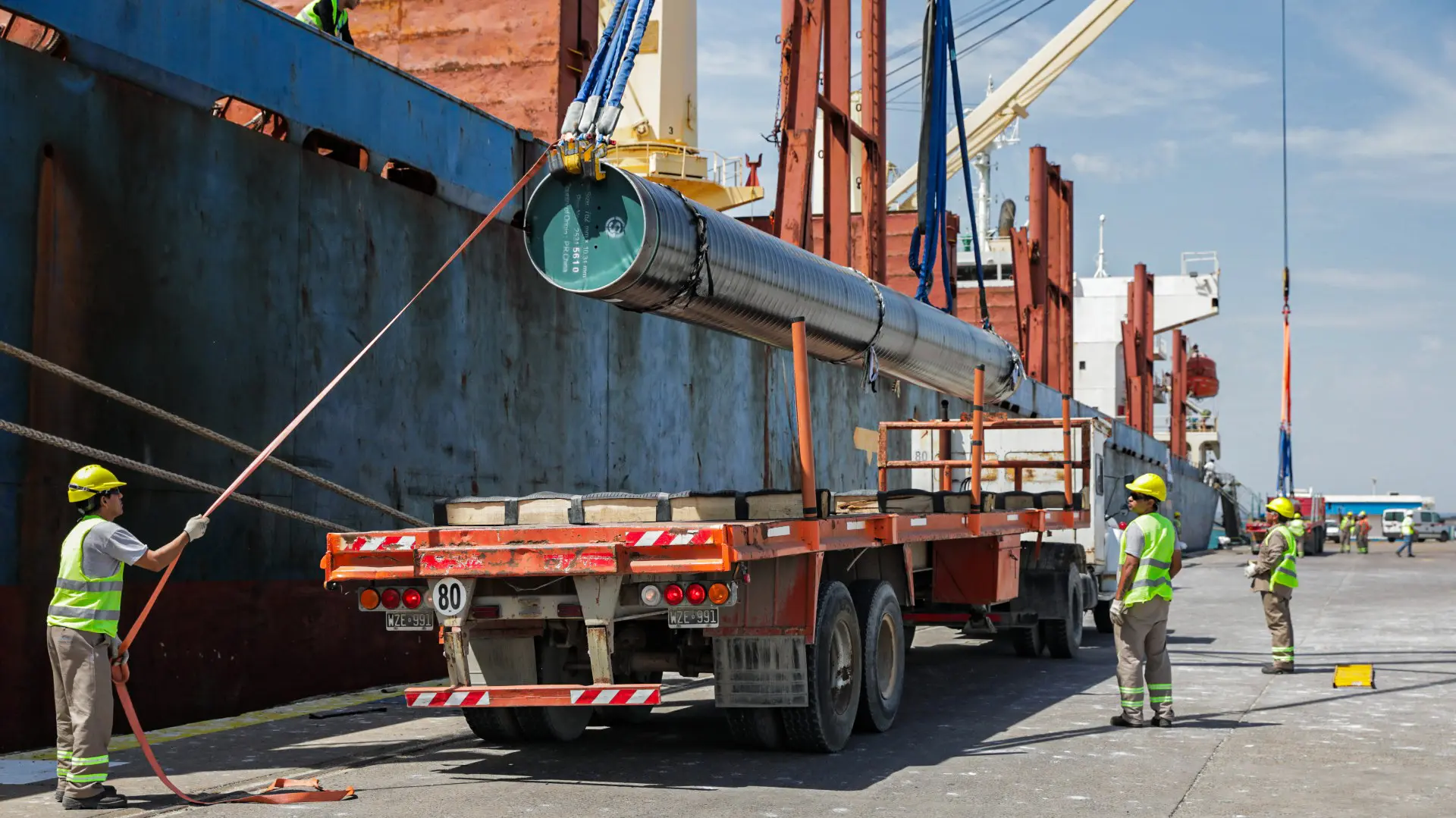 Descarga de materiales clave para el gasoducto de GNL en San Antonio Este