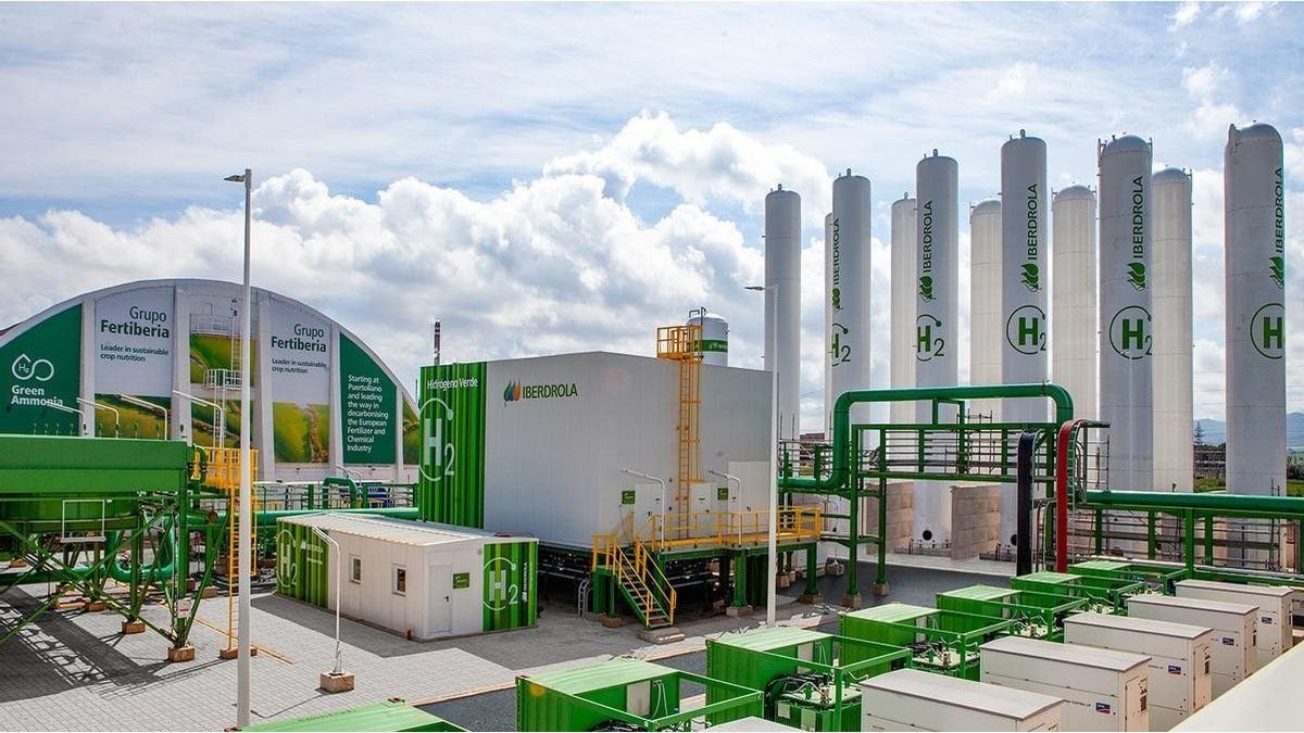 Periodista reportando noticias