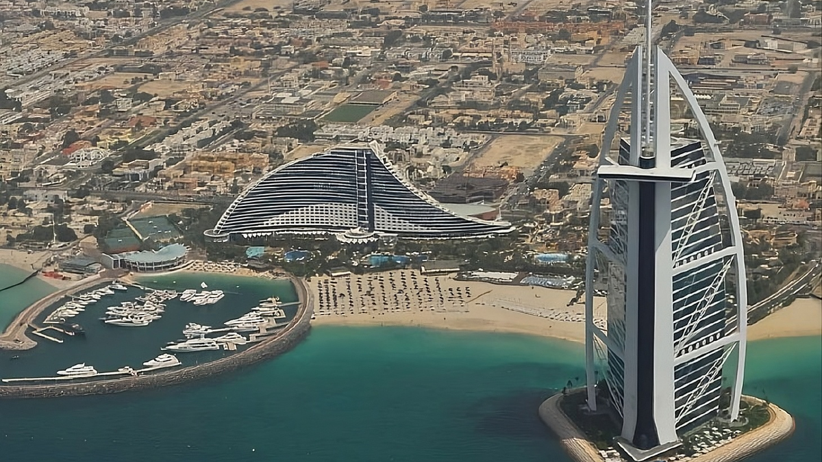 Periodista reportando noticias