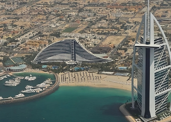 Emiratos Árabes Unidos abandona la OPEP: Impacto en el mercado petrolero global