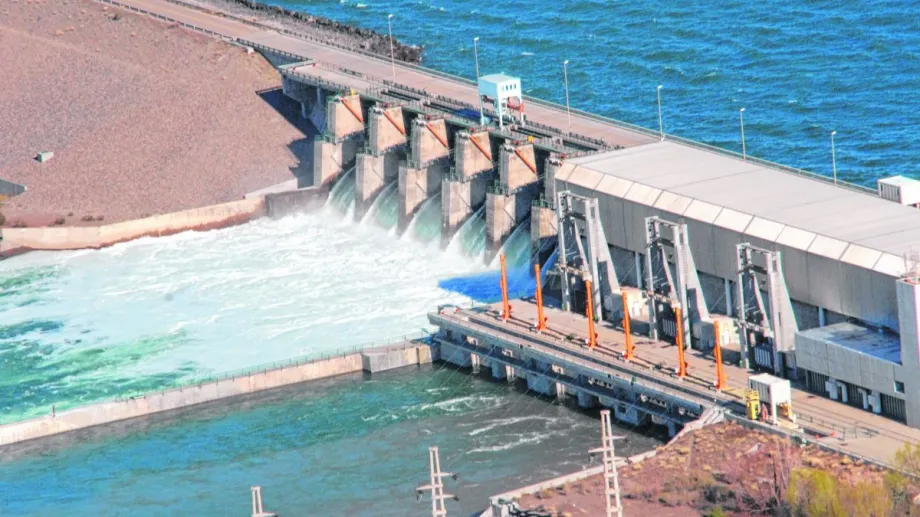 Periodista reportando noticias