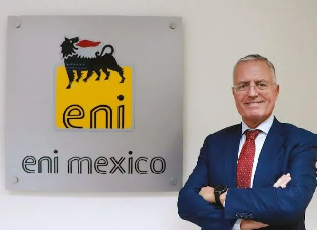 Periodista reportando noticias