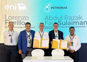 Eni y Petronas refuerzan su alianza con foco en biocombustibles mientras avanza Argentina LNG
