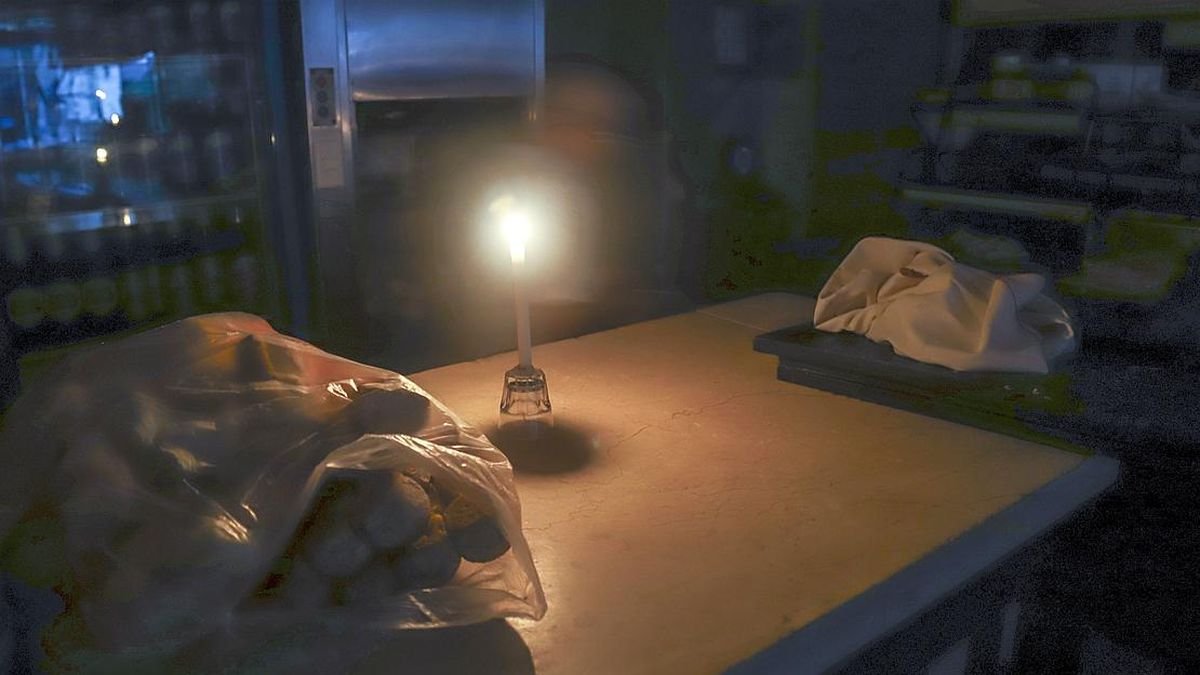 Periodista reportando noticias