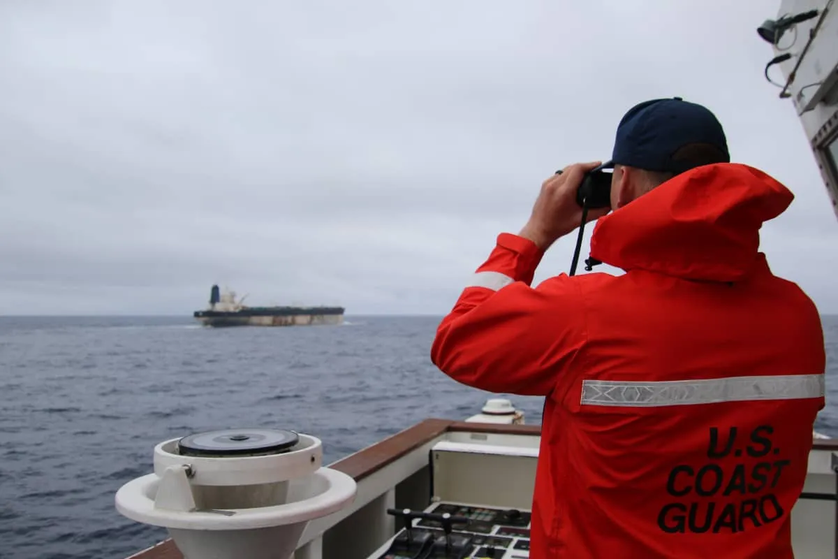 Periodista reportando noticias