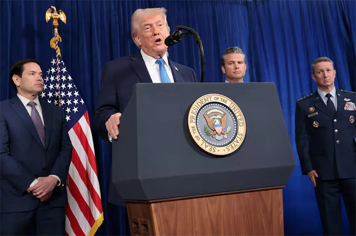 Periodista reportando noticias