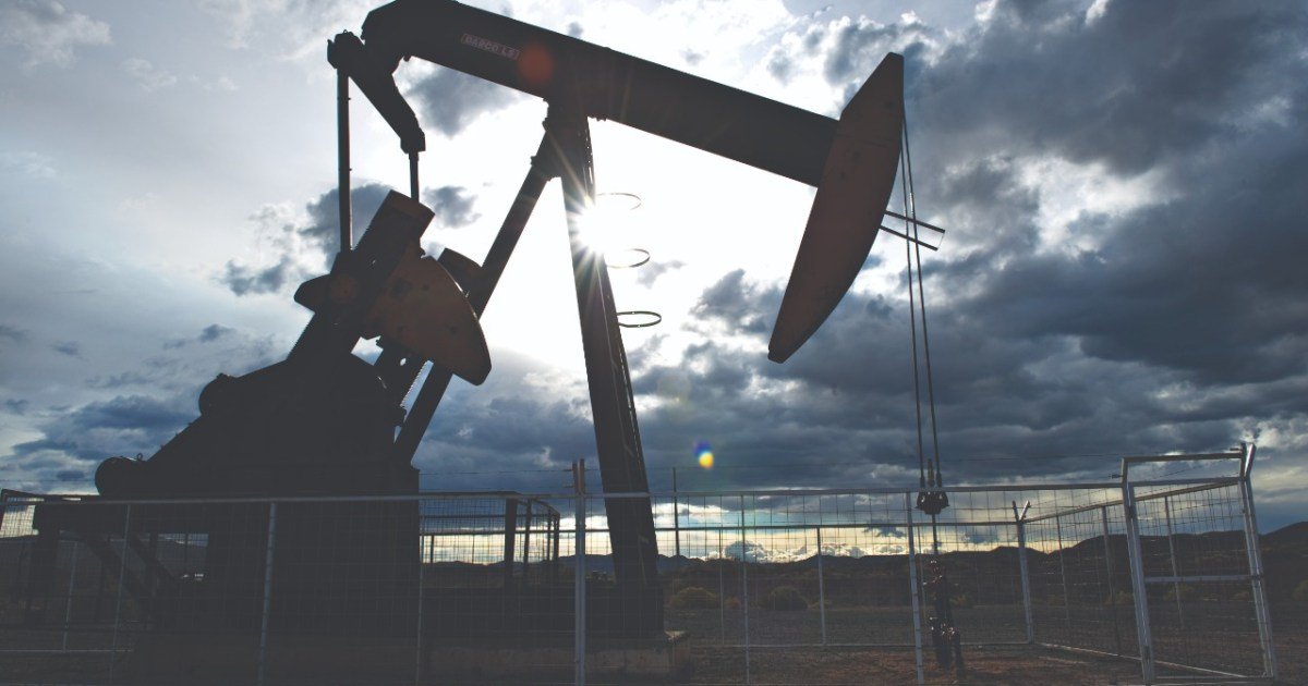 Exportaciones de petróleo impulsan superávit comercial argentino en julio