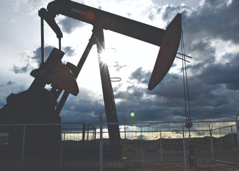 Exportaciones de petróleo impulsan superávit comercial argentino en julio