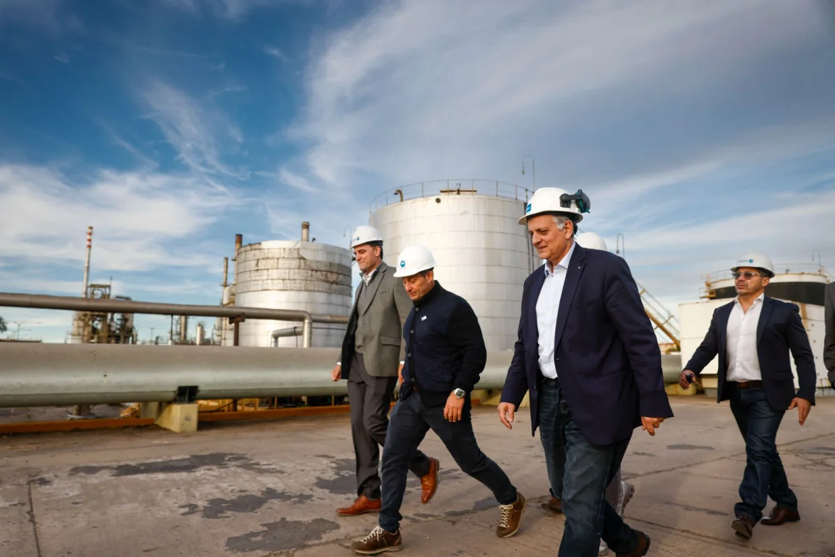 Exportaciones energéticas argentinas impulsan superávit comercial récord