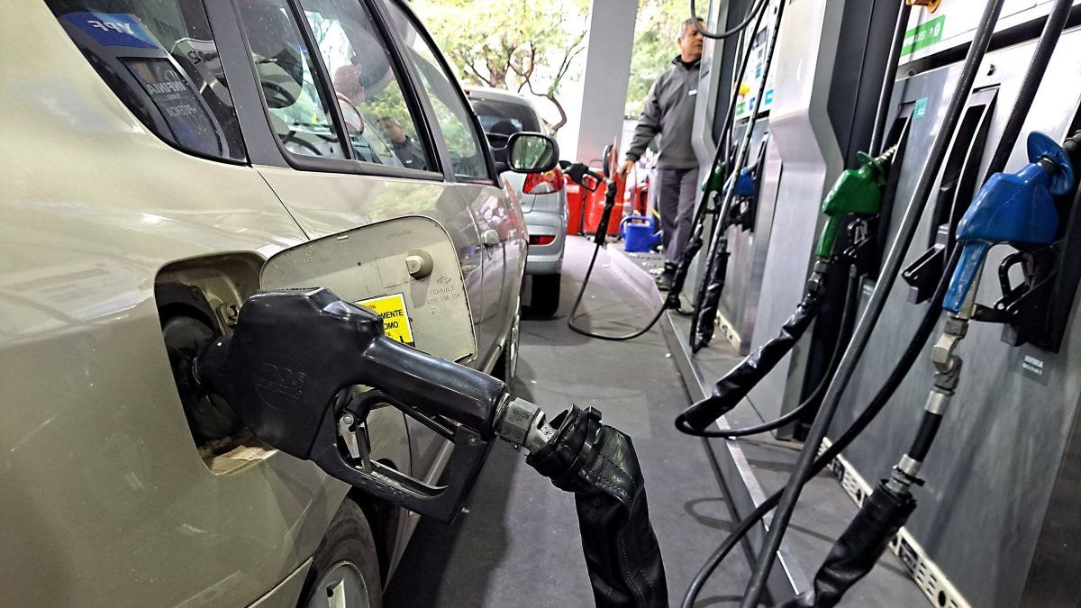 Gobierno Argentino Difere Incrementos en Impuestos a Combustibles hasta 2026