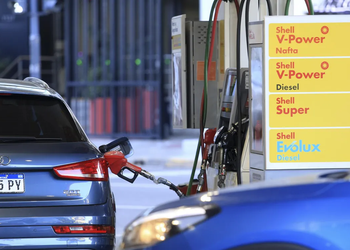 Gobierno argentino pospone impuestos a combustibles para aliviar inflación