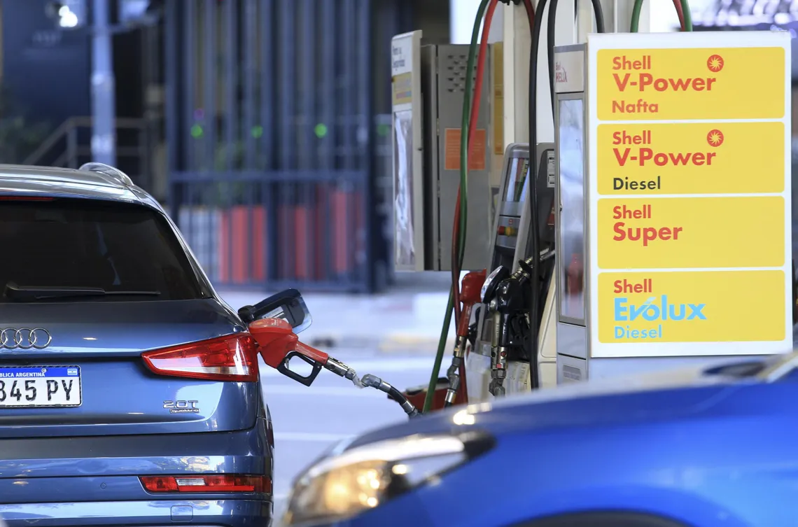 Gobierno argentino pospone impuestos a combustibles para aliviar inflación