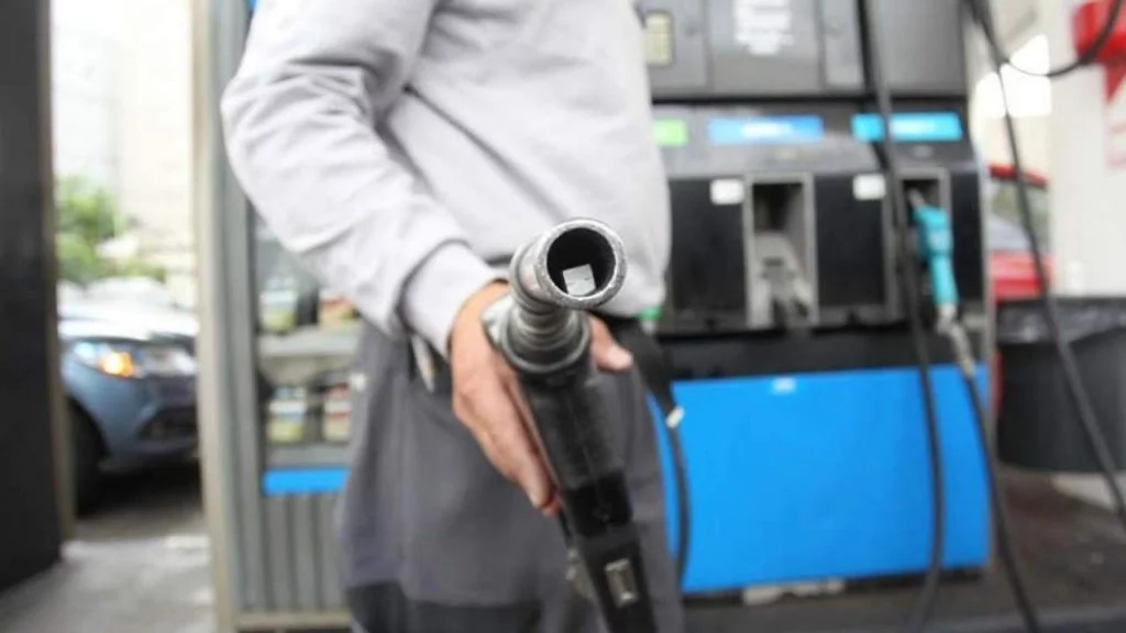 Gobierno de Argentina congela actualización de impuestos a combustibles para evitar presión inflacionaria