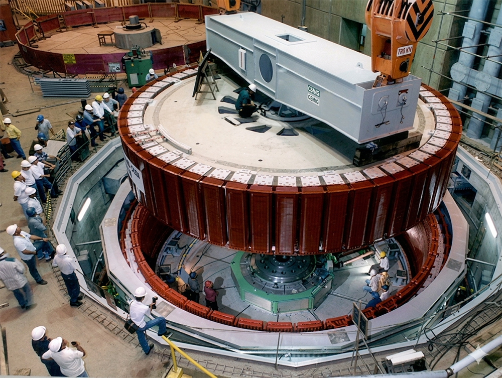 Periodista reportando noticias