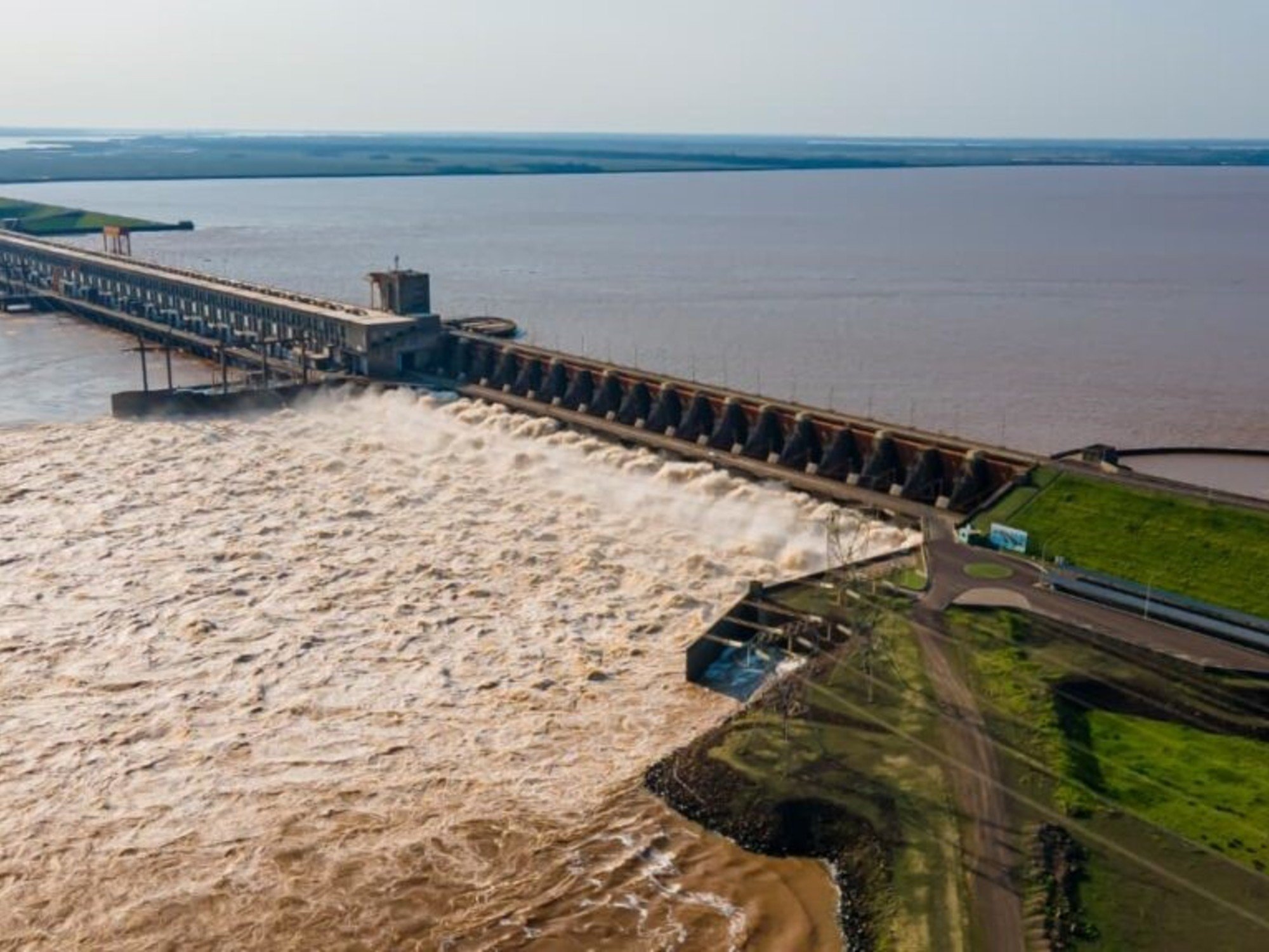 La crecida del río Paraná impulsa la generación de energía en Yacyretá
