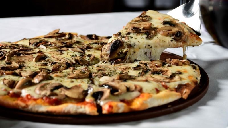 Periodista reportando noticias