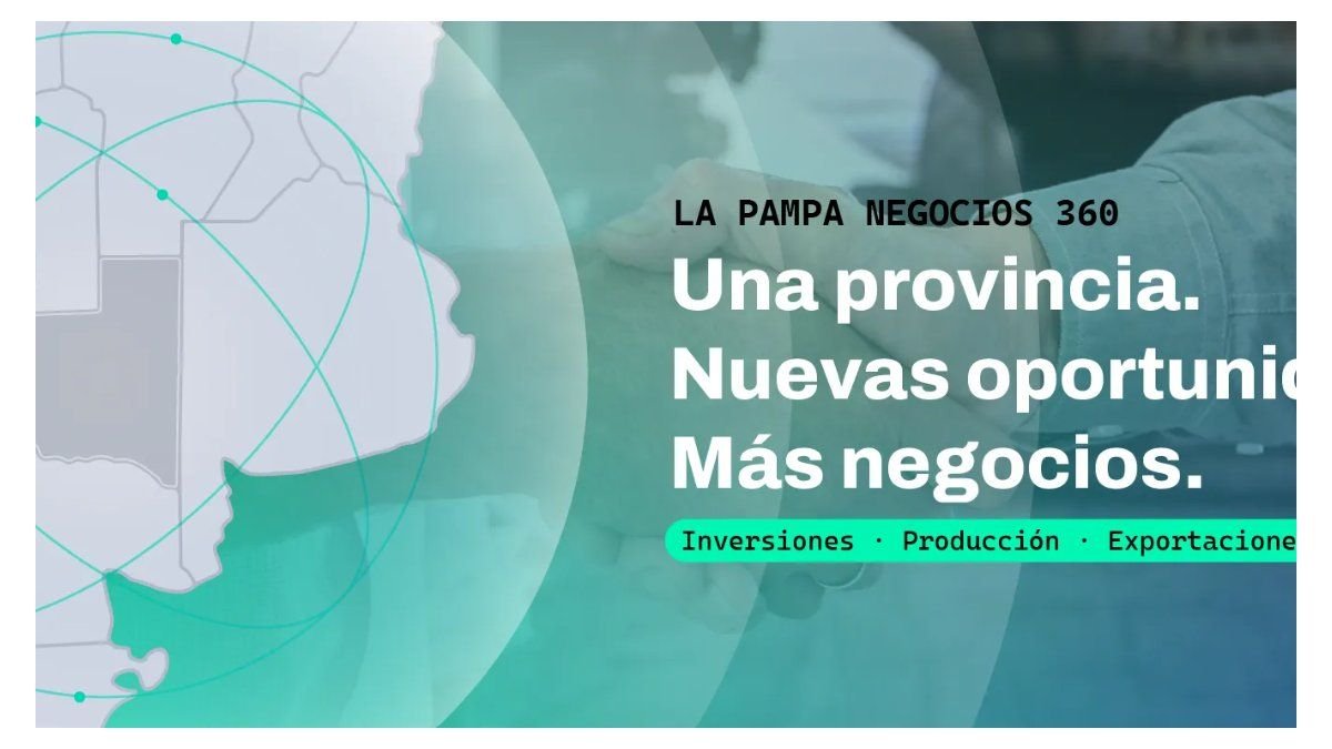 Periodista reportando noticias
