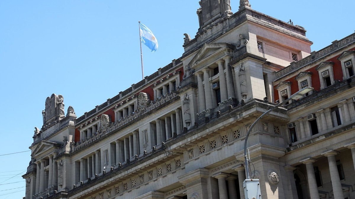 Periodista reportando noticias