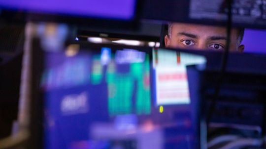 Mercados Internacionales en Tensión: Economía de EE.UU. y Conflicto en Ormuz