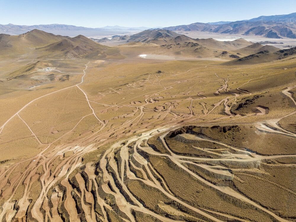 Periodista reportando noticias