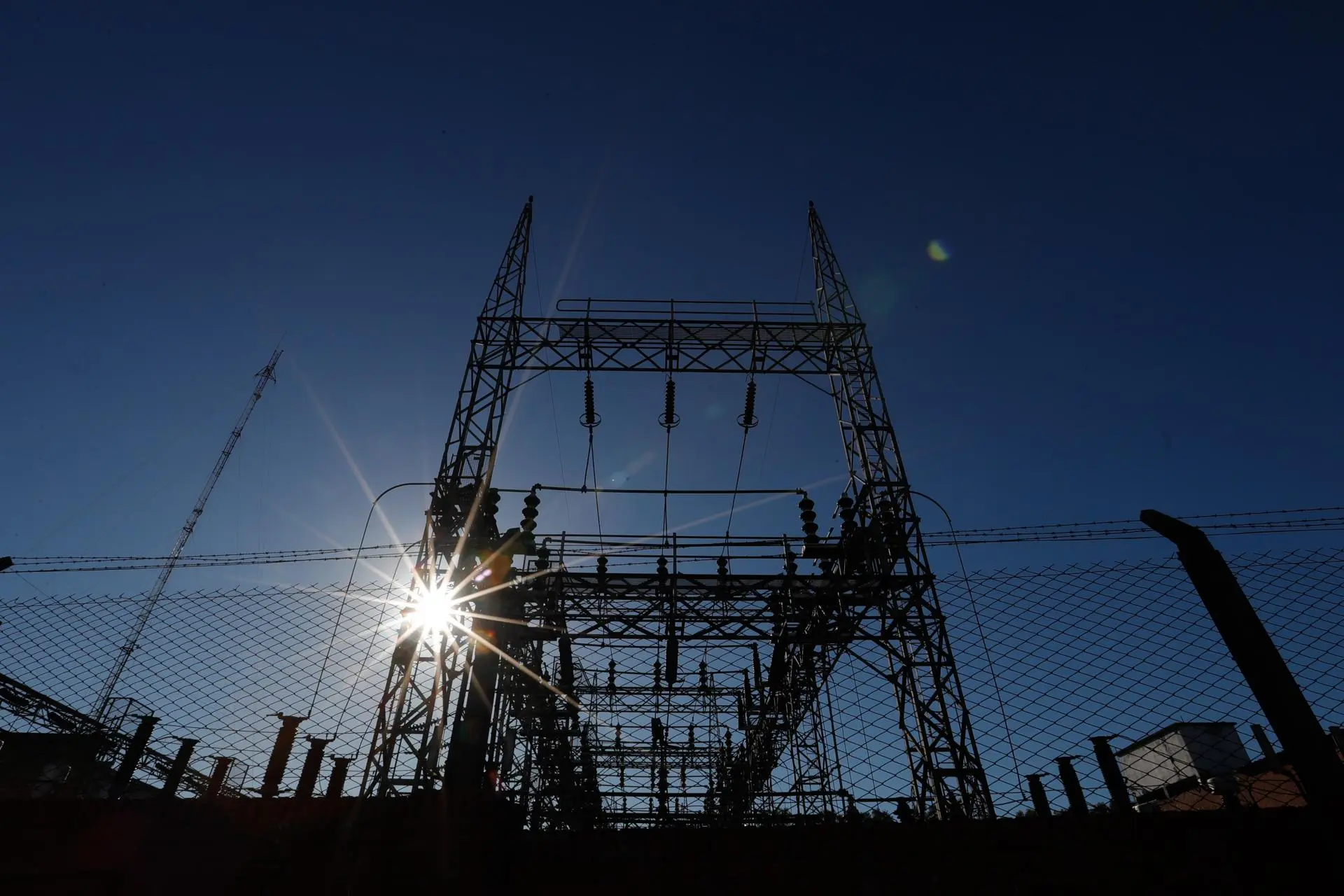 Restablecen servicio eléctrico en Buenos Aires tras masivo apagón que afectó a 600,000 usuarios
