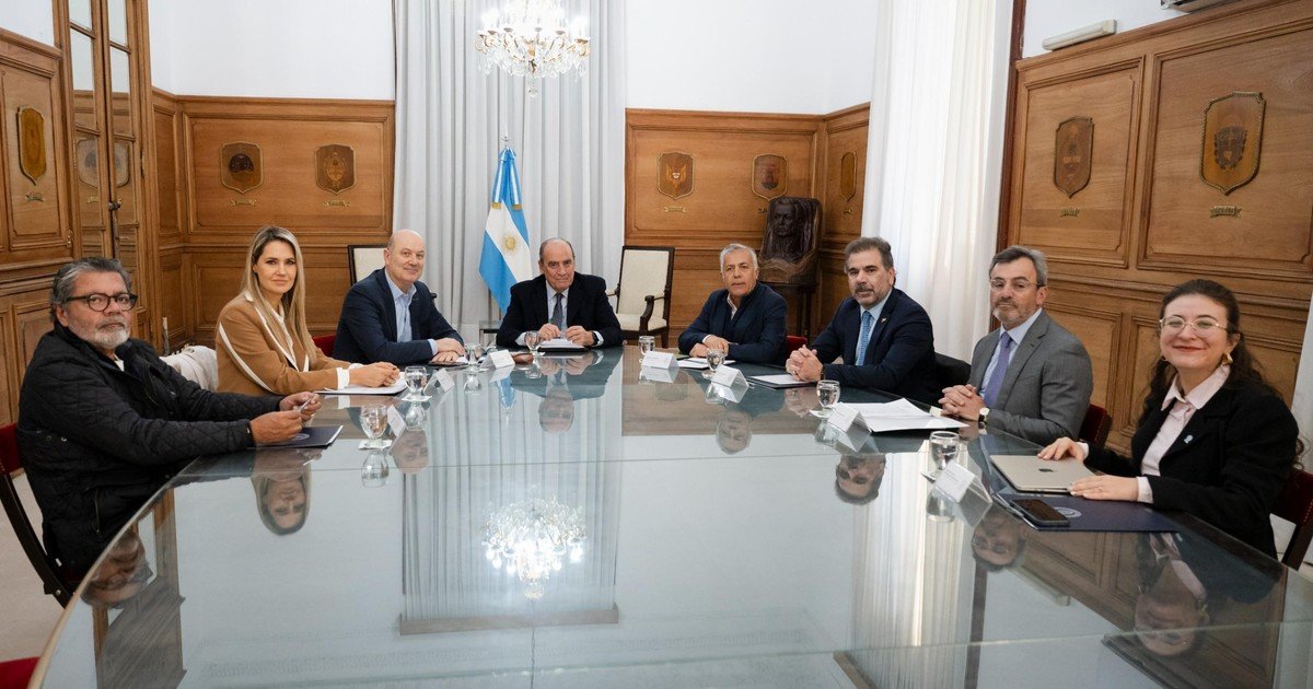 Reunión del Consejo de Mayo: Gobierno y Líderes Políticos Analizan Reformas Clave