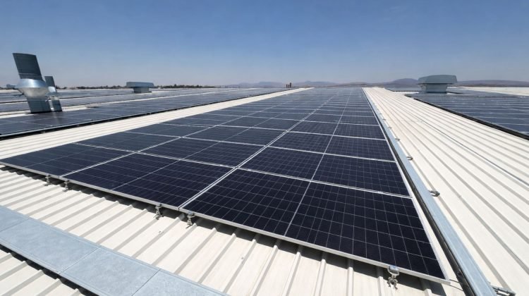 Revolucionaria instalación solar en México desafía límites de techos metálicos industriales
