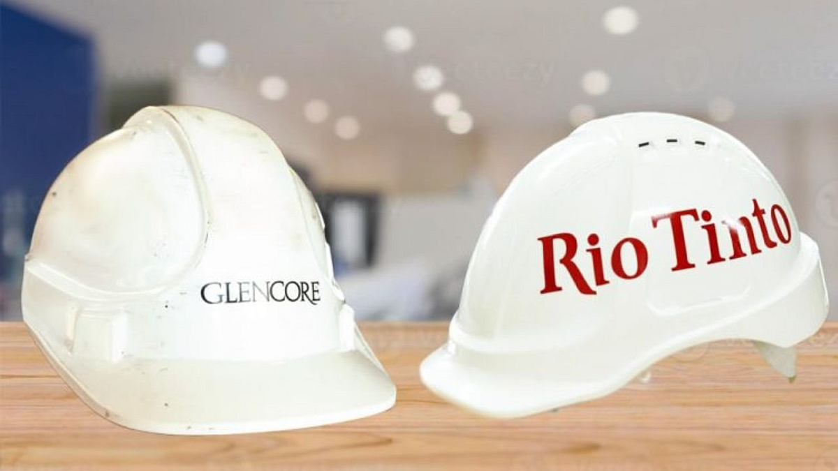 Periodista reportando noticias