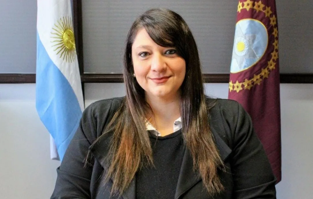 Periodista reportando noticias