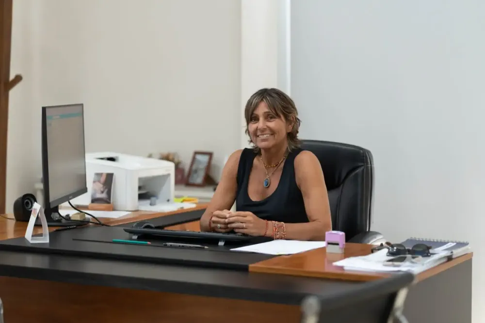 Periodista reportando noticias