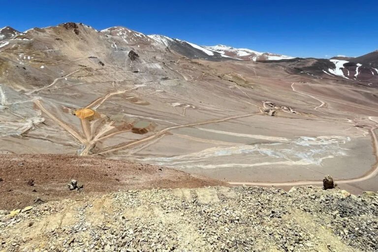 Periodista reportando noticias