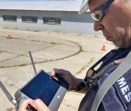 Periodista reportando noticias