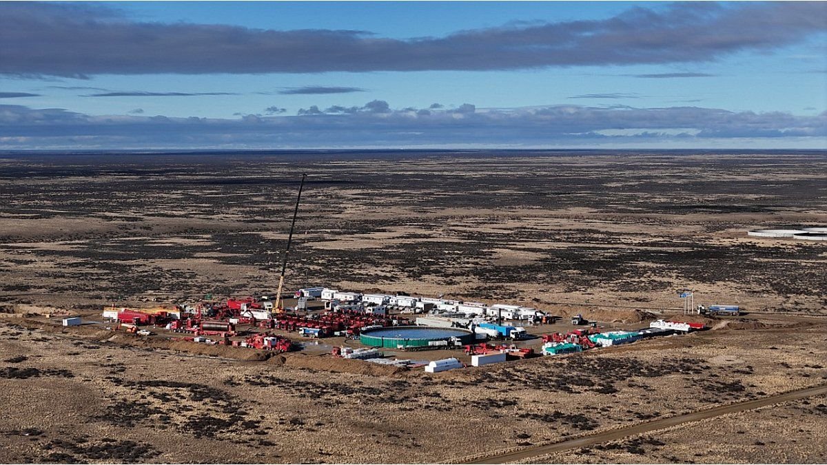 Periodista reportando noticias